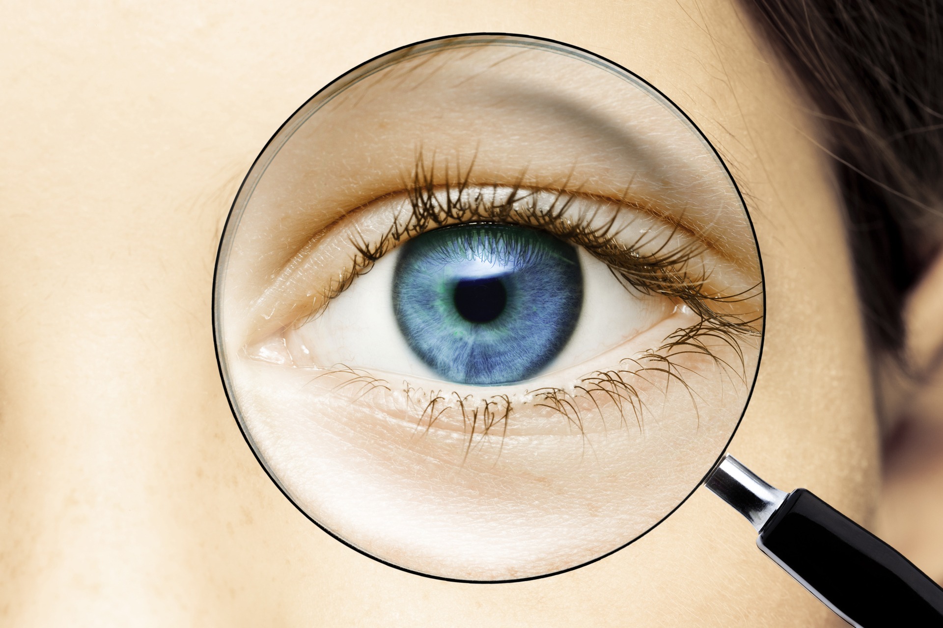 Frau mit Lupe vor dem Auge checkt schaut sich alles auf einen Blick an Frau mit Lupe vor dem Auge